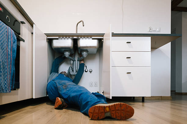Professional Emergency Plumber technician working in Quail Valley, CA
